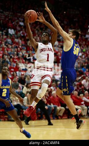 Indiana University's Aljami Durham (1) joue contre le David de Wingett Dakota du Sud (50) au cours d'un match de basket-ball de NCAA college, samedi, 30 novembre, 2019 à l'Assemblée générale de l'EI Hall à Bloomington, Indiana (photo de Jeremy Hogan/l'Bloomingtonian) Banque D'Images