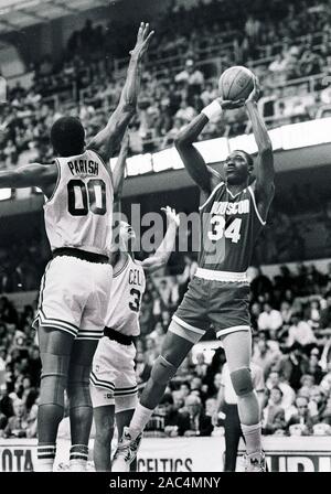 Les Houston Rockets Hakeem Olajuwon tire sur Boston Celtics # 00 Robert Parish et # 35 Reggie Lewis au cours de jeu de basket-ball l'action au Garden de Boston Boston MA USA 1988photo de Bill belknap Banque D'Images