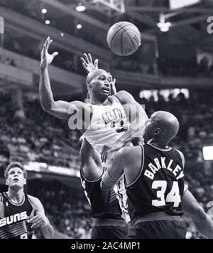 Boston Celtics Derek Strong passe au large de la balle tout en étant le double associé par Phoniex Suns Charles Barkley (droite) et Antonio Lang, Soleils # 8 Trevor Ruffin (à gauche) au cours de jeu de basket-ball l'action au centre de la flotte à Boston MA USA Dec 2,1994 photo de Bill belknap Banque D'Images