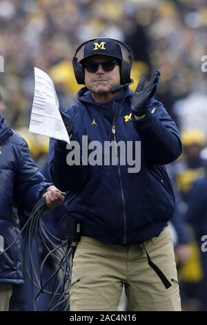 Columbus, États-Unis. 30Th Nov, 2019. Michigan Wolverines entraîneur en chef Jim Harbaugh applaudes a jouer contre l'Ohio State Buckeyes Samedi, 30 novembre 2019 à Columbus, Ohio. Photo par Aaron Josefczyk/UPI UPI : Crédit/Alamy Live News Banque D'Images