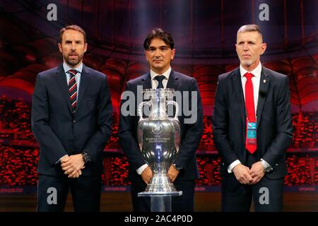 Bucarest, Roumanie. 30Th Nov, 2019. L'entraîneur-chef de l'Angleterre Gareth Southgate, l'entraîneur-chef de la Croatie Zlatko Dalic et entraîneur-chef de la République tchèque Jaroslav Silhavy (L-R) posent avec le trophée lors du tirage de l'UEFA Euro 2020 finales du tournoi de soccer à Bucarest, capitale de la Roumanie, le 30 novembre 2019. Credit : Cristian Cristel/Xinhua/Alamy Live News Banque D'Images