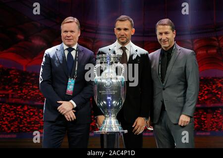 Bucarest, Roumanie. 30Th Nov, 2019. L'entraîneur-chef des Pays-Bas Ronald Koeman, entraîneur-chef de l'Ukraine Andriy Shevchenko et entraîneur-chef de l'Autriche Franco Foda posent avec le trophée lors du tirage de l'UEFA Euro 2020 finales du tournoi de soccer à Bucarest, capitale de la Roumanie, le 30 novembre 2019. Credit : Cristian Cristel/Xinhua/Alamy Live News Banque D'Images