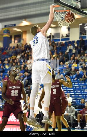 Newark, Delaware, Etats-Unis. 29 Nov, 2019. Virginia combat avant les poules bleu BRUT COLLIN (33)] termine un dunk pendant le match de basket-ball joué au Bob Carpenter Center de Newark, DE. Les Poules bleu battre le winless Hawks 75-56. Credit : Ken Inness/ZUMA/Alamy Fil Live News Banque D'Images