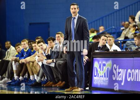 Newark, Delaware, Etats-Unis. 29 Nov, 2019. Virginia combat poules bleu l'entraîneur-chef Martin INGELSBY montré pendant le jeu de balle joué au Bob Carpenter Center de Newark, DE. Les Poules bleu battre le winless Hawks 75-56. Credit : Ken Inness/ZUMA/Alamy Fil Live News Banque D'Images