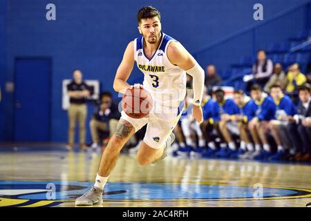 Newark, Delaware, Etats-Unis. 29 Nov, 2019. Virginia combat poules bleu NATE garde Darling (3) au cours de la partie de basket-ball joué au Bob Carpenter Center de Newark, DE. Les Poules bleu battre le winless Hawks 75-56. Credit : Ken Inness/ZUMA/Alamy Fil Live News Banque D'Images