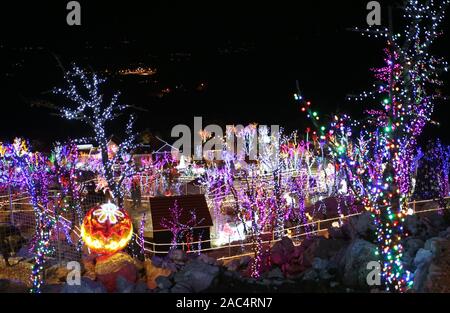 (191201) -- DÉMOGRAPHIE DOLAC, le 1er décembre 2019 (Xinhua) -- Photo prise le 30 novembre 2019 présente une vue de la "Village de Noël" en démographie Dolac, Croatie. Le village avec seulement 11 habitants était décorée avec 2,3 millions d'ampoules à 48 kilomètres de longueur. (Ivo Cagalj/Pixsell/document via Xinhua) Banque D'Images