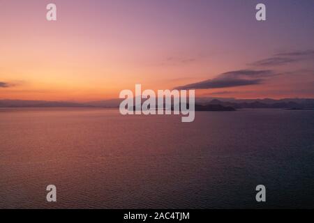 Vue aérienne de l'île Kanawa pendant le coucher et le lever du soleil situé dans le Parc National de Komodo, à l'Est de Nusa Tenggara, en Indonésie. Banque D'Images