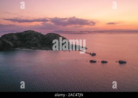 Vue aérienne de l'île Kanawa pendant le coucher et le lever du soleil situé dans le Parc National de Komodo, à l'Est de Nusa Tenggara, en Indonésie. Banque D'Images