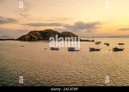 Vue aérienne de l'île Kanawa pendant le coucher et le lever du soleil situé dans le Parc National de Komodo, à l'Est de Nusa Tenggara, en Indonésie. Banque D'Images