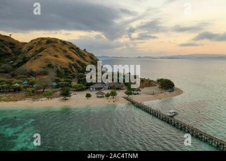 Vue aérienne de l'île Kanawa pendant le coucher et le lever du soleil situé dans le Parc National de Komodo, à l'Est de Nusa Tenggara, en Indonésie. Banque D'Images