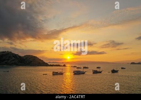 Vue aérienne de l'île Kanawa pendant le coucher et le lever du soleil situé dans le Parc National de Komodo, à l'Est de Nusa Tenggara, en Indonésie. Banque D'Images