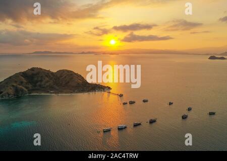 Vue aérienne de l'île Kanawa pendant le coucher et le lever du soleil situé dans le Parc National de Komodo, à l'Est de Nusa Tenggara, en Indonésie. Banque D'Images