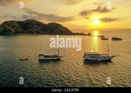 Vue aérienne de l'île Kanawa pendant le coucher et le lever du soleil situé dans le Parc National de Komodo, à l'Est de Nusa Tenggara, en Indonésie. Banque D'Images