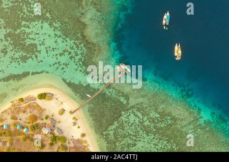 Vue aérienne de l'île Kanawa pendant le coucher et le lever du soleil situé dans le Parc National de Komodo, à l'Est de Nusa Tenggara, en Indonésie. Banque D'Images