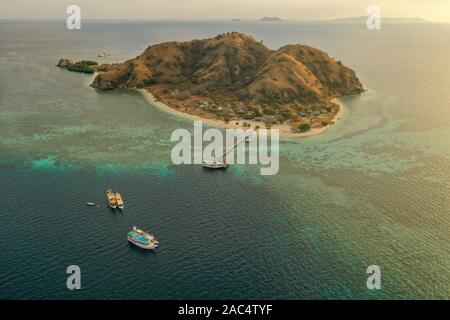 Vue aérienne de l'île Kanawa pendant le coucher et le lever du soleil situé dans le Parc National de Komodo, à l'Est de Nusa Tenggara, en Indonésie. Banque D'Images