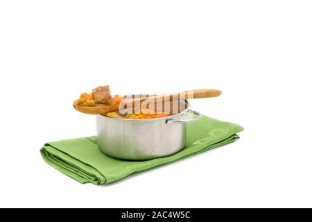 Pot de boeuf Soupe de légumes avec l'accent sur le contenu de la cuillère en bois sur un fond blanc. Banque D'Images