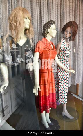 Les mannequins sur l'affichage dans une vieille vitrine dans Glen Innes dans le nord de la Nouvelle-Galles du Sud, Australie, vêtu de vêtements période et perruques Banque D'Images