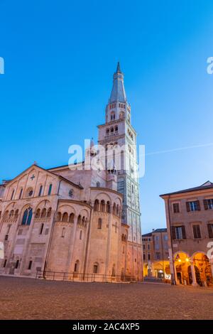 Modena - Le Duomo (cathédrale Metropolitana di Santa Maria Assunta e San Geminiano) dans la matinée. Banque D'Images