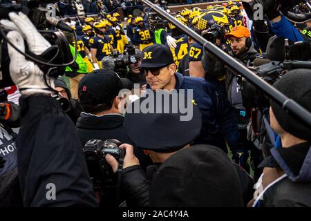 Ann Arbor, Michigan, USA. 30Th Nov, 2019. Ohio State Buckeyes entraîneur-chef Ryan Day et Michigan Wolverines entraîneur en chef Jim Harbaugh réunit au milieu après leur match entre l'Ohio State Buckeyes et Michigan Wolverines au stade du Michigan, Ann Arbor, Michigan. Crédit : Scott Stuart/ZUMA/Alamy Fil Live News Banque D'Images
