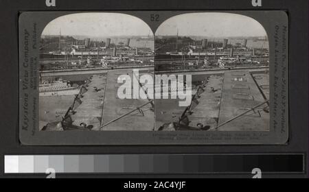 Grand Paquebot à quai, Hoboken, NEW JERSEY - montrant la région de l'île de Manhattan et offre une vue sur la rivière Hudson par Anthony, J.P. Doremus, D. Clark et d'autres photographes et éditeurs. Robert Dennis Collection de vues stéréoscopiques. Vue sur le nord du New Jersey, y compris d'Hoboken, Bergen Hill et Weehawken, Jersey City, Le Mont Clair, Dundee, Lac, lac Mohatcong Dunellen, Madison, Maywood, Milford, Manunka Chunk, Lockport, New Brunswick, Newton Falls, Palatine, Plainfield, Ridgefield, Wortendyke, et notamment une vue sur la rue, bâtiments, ponts, parcs, des maisons, des écoles, des jetées, des boutiques, des chemins de câble Banque D'Images