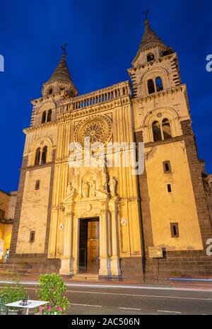 Acireale - Le Duomo (Maria Santissima Annunziata) au crépuscule. Banque D'Images