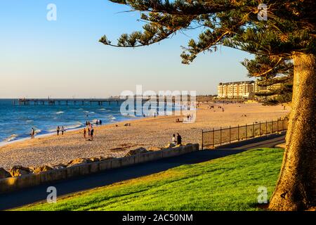 Adélaïde, Australie du Sud - le 11 mars 2018 : la plage de Glenelg avec des gens à l'heure du coucher du soleil vue vers jetty Banque D'Images