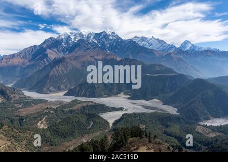 Vallée de la Kali Gandaki avec Annapurna montagnes derrière. Le Népal. La vallée de la rivière large avec des montagnes. Banque D'Images