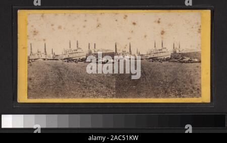 Groupe des bateaux à vapeur située à Simonson's ship yard, pied de 12ème rue comprend une vue colorés à la main. Robert Dennis Collection de vues stéréoscopiques. Certains points de vue ont un timbre apposé. Titre conçu par cataloger. Vues du port de New York : ferries, les voiliers, les jetées, quais, bateaux à vapeur, y compris la Providence et notamment une vue sur l'intérieur, des silos à grains, des barges, des chantiers navals, les hommes de l'homme français de guerre l'atterrissage dans un doris à la batterie, la barge et le shipping news bureau du New York Herald, le pied de Whitehall Street, soldats sur un italien-de-guerre avec Banque D'Images