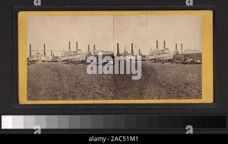 Groupe des bateaux à vapeur située à Simonson's ship yard, pied de 12ème rue comprend une vue colorés à la main. Robert Dennis Collection de vues stéréoscopiques. Certains points de vue ont un timbre apposé. Titre conçu par cataloger. Vues du port de New York : ferries, les voiliers, les jetées, quais, bateaux à vapeur, y compris la Providence et notamment une vue sur l'intérieur, des silos à grains, des barges, des chantiers navals, les hommes de l'homme français de guerre l'atterrissage dans un doris à la batterie, la barge et le shipping news bureau du New York Herald, le pied de Whitehall Street, soldats sur un italien-de-guerre avec Banque D'Images