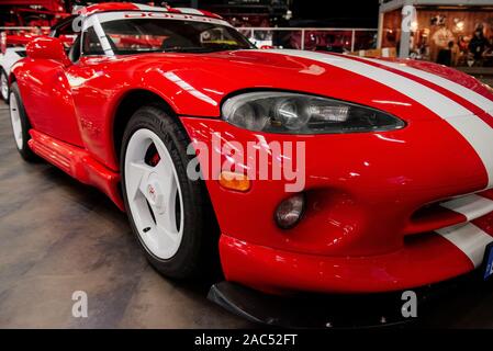 Berlin, Allemagne - 16 octobre 2018 : Technik Museum. Superbe voiture avec lignes blanches. Luxe voiture sport rouge poli. Portrait Banque D'Images