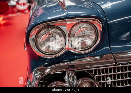 Berlin, Allemagne - 16 octobre 2018 : Technik Museum. Se concentrer sur les détails. Retro Cabriolet voiture garée à l'intérieur sur la tuile rouge à l'exposition d'automobiles Banque D'Images