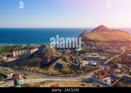 En Crimée Sudak ville donnant sur la colline du château avec un fort sur elle Banque D'Images