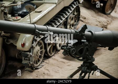 Berlin, Allemagne - 16 octobre 2018 : Technik Museum. Cannon et old brown réservoir à l'arrière-plan. Exposition de véhicules Banque D'Images