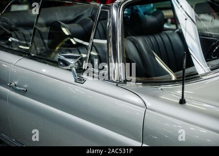 Berlin, Allemagne - 16 octobre 2018 : Technik Museum. Regardez à l'intérieur de la voiture rétro argent Banque D'Images