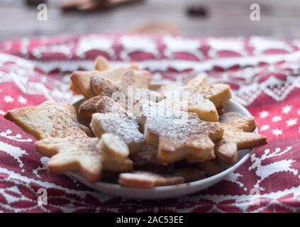 Des cookies de Noël, saupoudrée de cannelle et de sucre en poudre. Banque D'Images