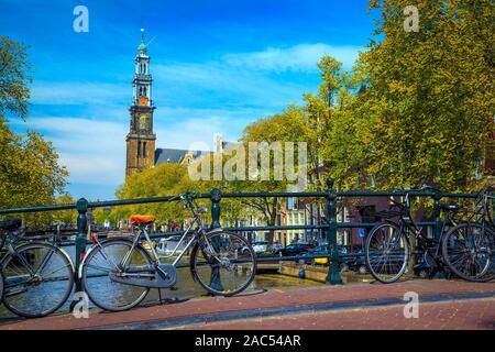 Destination touristique et de voyage populaires en Pays-Bas. Des vélos sur le pont et canaux d'eau spectaculaire à Amsterdam, Pays-Bas, Europe Banque D'Images