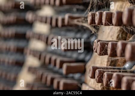 Des bouteilles de vin vieux couverts avec Spider web empilés dans ancienne cave à vin close-up Banque D'Images