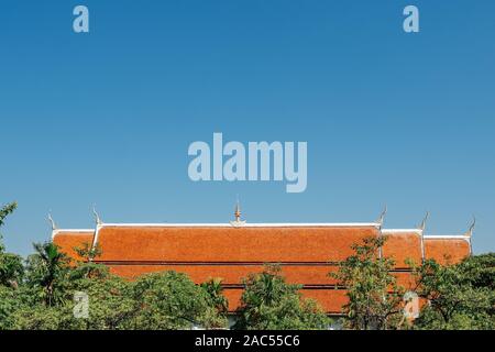 Toit de la Buddhist temple thaïlandais avec un ciel bleu Banque D'Images