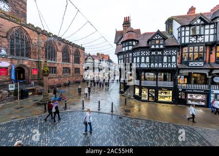 Les achats de Noël, croix et Chester, Chester Eastgate Banque D'Images