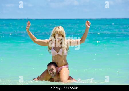 Kim et Lyle sont récemment engagé après six ans. Quand il s'agit d'amusement, ces deux savons comment vraiment laisser perdre ! Banque D'Images