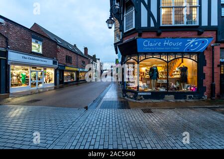 Chambre claire et la Children's Society. Boutiques de bienfaisance sur Frodsham Street, Chester Banque D'Images