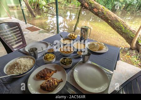 Du sud de l'Inde d'être servi sur la table à Alleppey, Kerala, Inde Banque D'Images