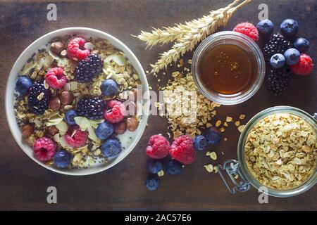 Muesli aux fruits avec des ingrédients sur un fond de métal Banque D'Images