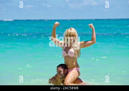 Kim et Lyle sont récemment engagé après six ans. Quand il s'agit d'amusement, ces deux savons comment vraiment laisser perdre ! Banque D'Images