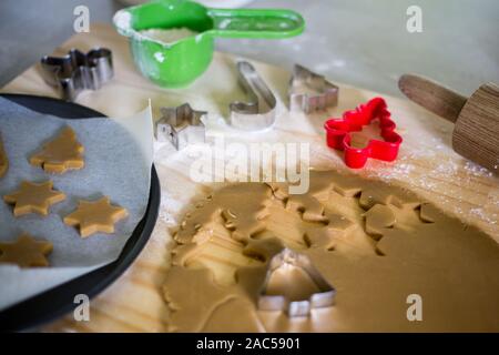 À l'aide d'un emporte-pièce en forme de Noël pour faire des biscuits de Noël au pain d'épices Banque D'Images