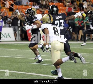 30 novembre 2019 - Hawaii Rainbow Warriors wide receiver Jason-Matthew Sharsh # 3 scores sur une passe de touché de 26 verges alors que Hawaii Rainbow Warriors wide receiver Jared Smart # 23 célèbre lors d'un match entre l'armée et les Black Knights Hawaii Rainbow Warriors à l'Aloha Stadium d'Honolulu, HI - Michael Sullivan/CSM. Banque D'Images