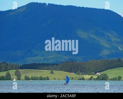 Journée d'été sur un lac dans les Alpes bavaroises avec deux voiliers Banque D'Images