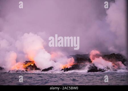 Août 2018 : à partir de la lave du volcan Kilauea 8 Fissure se jette dans l'océan au large de la côte de la Puna de la Grande Île d'Hawai'i. Cette image a été prise un Banque D'Images