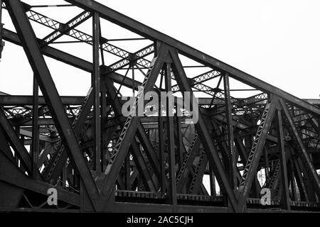 Chicago Illinois ash street pont-levis sur le canal d'expédition des poutres d'acier noir et blanc motif pont Banque D'Images