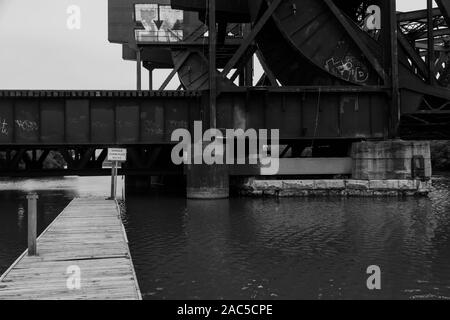 Chicago Illinois ash street pont-levis sur le canal d'expédition des poutres d'acier noir et blanc motif pont Banque D'Images